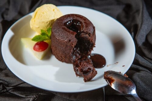🧁 Čokoladni lava kolač – sočan, topao i neodoljiv!
