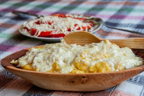 🥣 Domaći kačamak sa sirom i kajmakom – tradicionalni doručak koji greje dušu