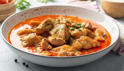 🍲 Ručak: Pileći paprikaš sa krompirom – recept kao iz bakinog lonca!