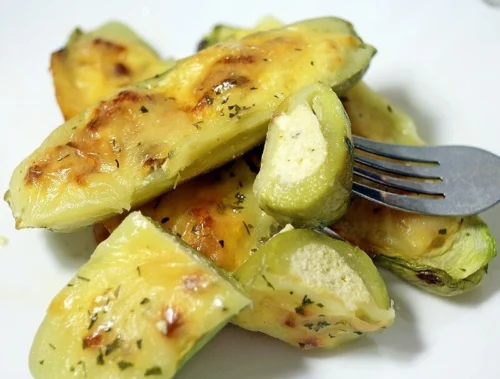 🍲 Recept: Tikvice punjene sirom i pavlakom – lagana i kremasta večera