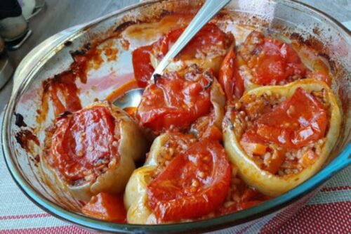 🌶️ Punjene paprike sa sirom i pirinčem – lagan letnji obrok bez mesa