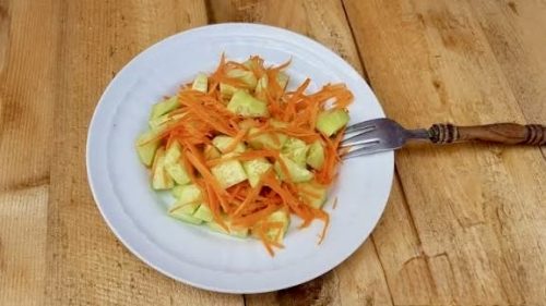 🥒🥕 Hladna salata sa krastavcima i šargarepom – osveženje za svaki obrok!