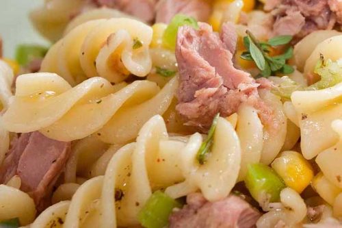 🥗 Recept: Salata sa tunjevinom i testeninom – brzo i lagano jelo